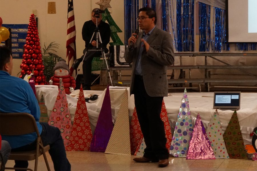 Lee Andrews Group Vice President Ricardo Mendoza asks residents to keep their questions aimed at parts of the draft EIR at Wedgeworth Elementary on Dec. 14. Photo credit: Joshua Sanchez/SAC.Media.