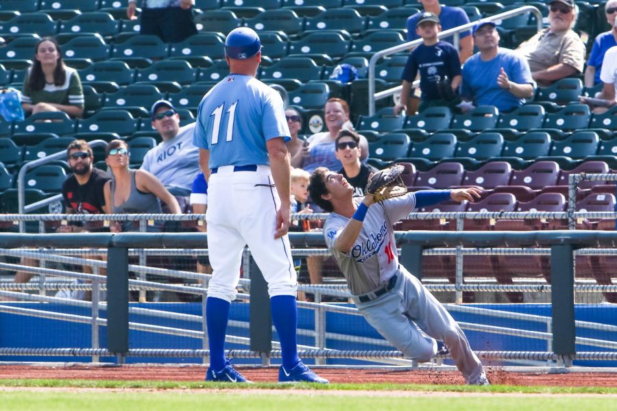 By Minda Haas Kuhlmann from Omaha - Cody Bellinger trying to catch a foul pop., CC BY 2.0, https://commons.wikimedia.org/w/index.php?curid=62060761