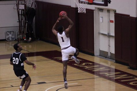 Shaquil Bender opens up to begin skying for the slam in the season closer against the Rio Hondo Roadrunners on Feb. 25.