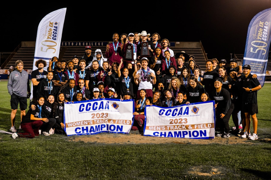 Both the women’s and men’s track and field teams strike a familiar pose with their new championship banners. Via cgphoto_media.