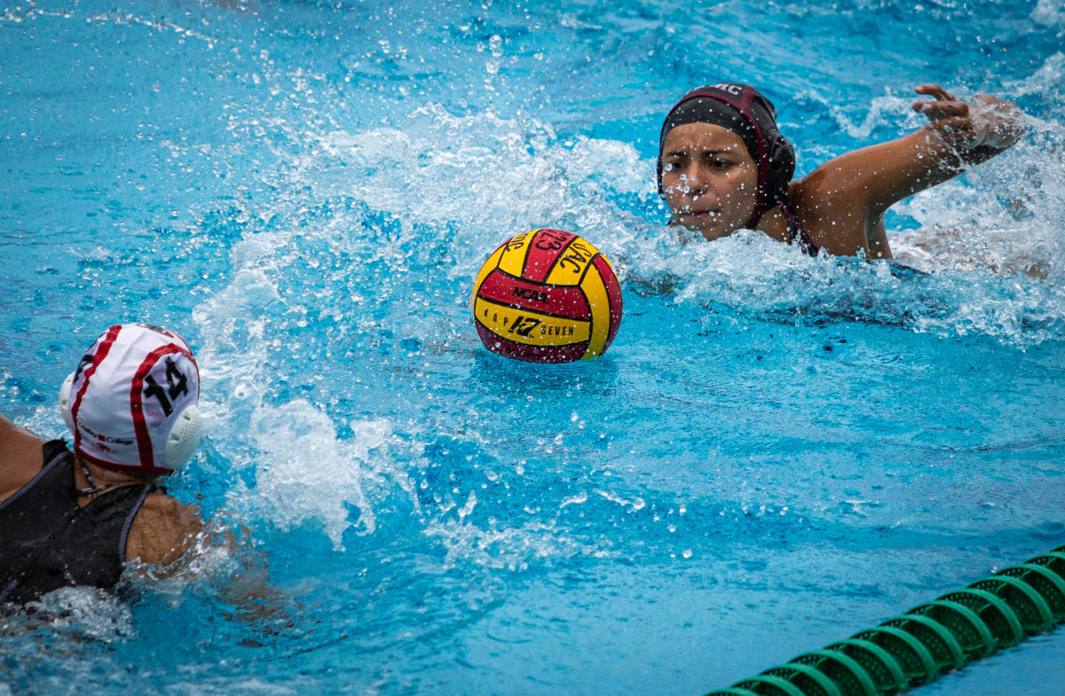 Sophomore driver Jayde Gutierrez (3) sprinting to the ball in the swim-off.