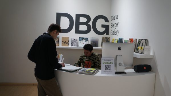 Students are guided by volunteers at the entrance of the DBG.