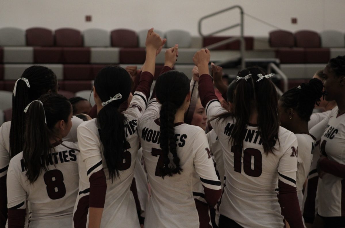 SAC huddled up before taking the court